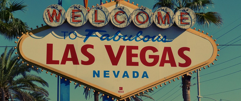 Valokuva stereotyyppisestä liikenne- tai mainoskyltistä, jossa lukee Welcome to Fabulous Las Vegas.